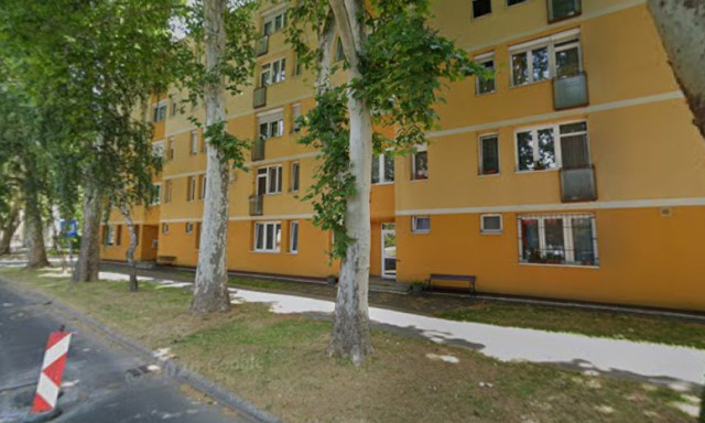 Meg&uacute;jul a j&aacute;rda Honv&eacute;d utcai Sparral szemben