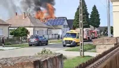 &Oacute;ri&aacute;si l&aacute;ngokkal &eacute;gett egy h&aacute;z tetőszerkezete &eacute;s a napelemek &Ouml;tv&ouml;sk&oacute;nyiban - VIDE&Oacute;