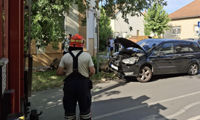 K&eacute;t aut&oacute; &uuml;tk&ouml;z&ouml;tt szerd&aacute;n a Talli&aacute;n &eacute;s a Damjanich kereszteződ&eacute;s&eacute;ben