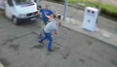 A somogyi benzink&uacute;t kamer&aacute;ja r&ouml;gz&iacute;tette a vereked&eacute;st, mely sor&aacute;n egy mos&oacute;kefe is komoly szerephez jutott - VIDE&Oacute;