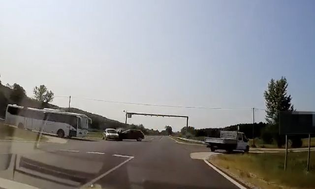 F&eacute;kez&eacute;s n&eacute;lk&uuml;l v&aacute;g&oacute;dott be egy kereszteződ&eacute;sbe a 67-esen, hatalmas baleset lett belőle - VIDE&Oacute;
