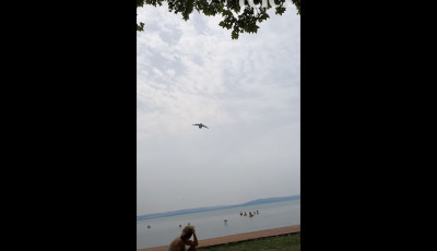 Ijesztően alacsonyan rep&uuml;lt a honv&eacute;ds&eacute;g rep&uuml;lője a Balaton felett - VIDE&Oacute;