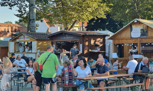 10 napig tart&oacute; borh&eacute;t veszi kezdet&eacute;t Balatonlell&eacute;n