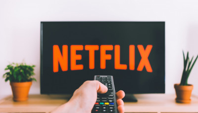 Cs&ouml;kken a Netflix előfizetők sz&aacute;ma, 300 embert elbocs&aacute;t a c&eacute;g