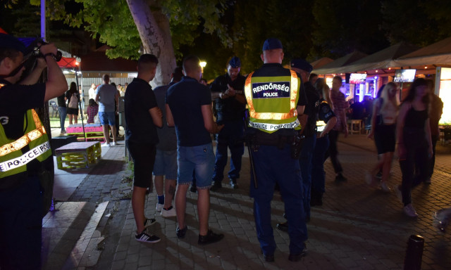 Kidob&oacute; t&ouml;rte fog&aacute;t egy vend&eacute;gnek Si&oacute;fokon