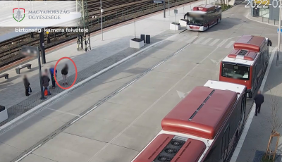 K&eacute;sve indult a busz, r&aacute;t&aacute;madt a buszsofőrre - VIDE&Oacute;