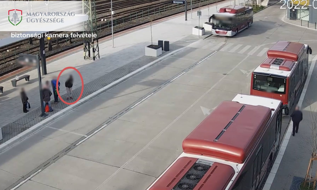 K&eacute;sve indult a busz, r&aacute;t&aacute;madt a buszsofőrre - VIDE&Oacute;