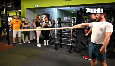 &Iacute;gy &uuml;nnepelte 5. sz&uuml;linapj&aacute;t a Fitness Ar&eacute;na - VIDE&Oacute;