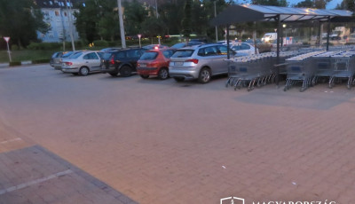 Balh&eacute; a kaposv&aacute;ri Tesco parkol&oacute;ban - El&aacute;llta az utat, &eacute;s m&eacute;g ő fejelte le az ezt sz&oacute;v&aacute; tevő sofőrt