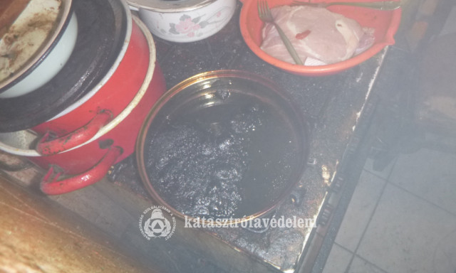 Ottfelejtette a vacsor&aacute;t a tűzhelyen