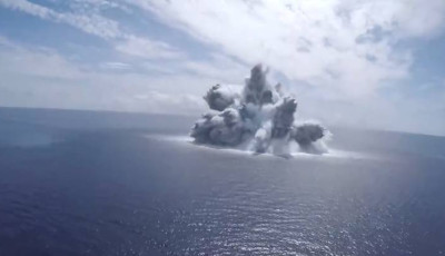 18 000 kilogrammos bomb&aacute;t robbantott az amerikai haditenger&eacute;szet az Atlanti-&oacute;ce&aacute;ban - VIDE&Oacute;