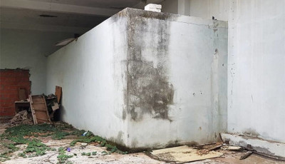 Iszonyat mit művel ez a sr&aacute;c! Betont&ouml;mb&ouml;t grafittizett &aacute;t elhagyott bussz&aacute;