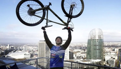 Vil&aacute;grekord - Bring&aacute;val &quot;m&aacute;szta&quot; meg az Eiffel-tornyot egy francia sportol&oacute;