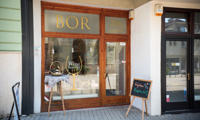 Végre minőségi borok is kaphatóak Kaposváron! - Meglátogattuk a Wine Secrets üzletét!