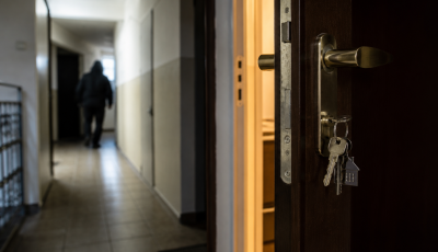 Ism&eacute;t b&iacute;r&oacute;s&aacute;g el&eacute; &aacute;ll a kaposv&aacute;ri besurran&oacute; tolvaj - ezzel a m&oacute;dszerrel fosztogatta a lak&aacute;sokat