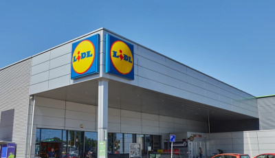 Lez&aacute;rja &eacute;s fizetőss&eacute; teszi parkol&oacute;i egy r&eacute;sz&eacute;t a Lidl