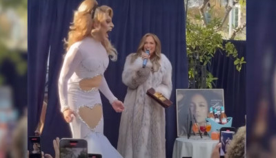 Vide&oacute;n, ahogy Jennifer Lopez meglepi a Jennifer Lopez-imit&aacute;tor drag qeent