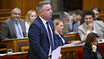 P&oacute;sfai G&aacute;bor kiz&aacute;rn&aacute; a politikusokat a sportszervezetek &eacute;l&eacute;ről