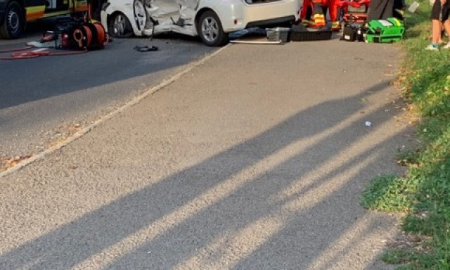 Durva baleset az &Aacute;rp&aacute;d utc&aacute;ban, rendőraut&oacute; &eacute;s taxis &uuml;tk&ouml;z&ouml;tt, egy rab megsz&ouml;k&ouml;tt