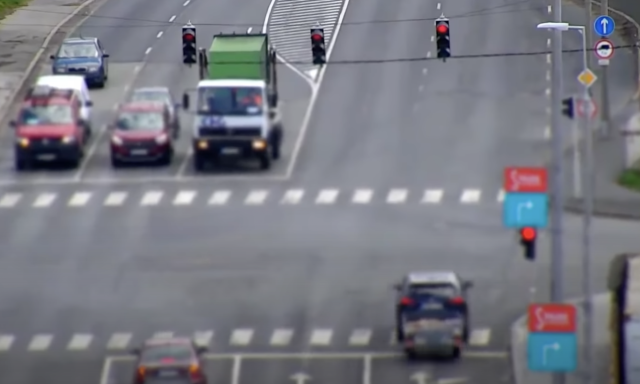 K&ouml;rforgalmon kereszt&uuml;l, piroson &aacute;t - Nem csak civil aut&oacute;kkal, dr&oacute;nokkal is ellenőriztek a rendőr&ouml;k Kaposv&aacute;ron - VIDE&Oacute;