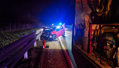 Szalagkorl&aacute;tnak hajtott egy aut&oacute; Somogyt&uacute;rn&aacute;l