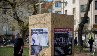 Bedeszk&aacute;zt&aacute;k, le&ouml;nt&ouml;tt&eacute;k v&eacute;g&uuml;l &ouml;sszet&ouml;rt&eacute;k &ndash; Eddig tartott a ki&aacute;ll&iacute;tott BLM szobor