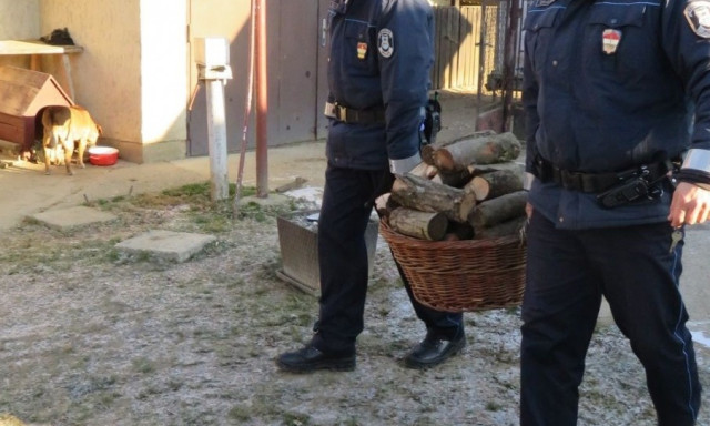 Alig 5 fok volt a lak&aacute;s&aacute;ban, a ki&eacute;rkező rendőr&ouml;k fűt&ouml;ttek be n&aacute;la