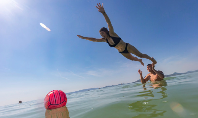 P&uuml;nk&ouml;sdkor ak&aacute;r f&uuml;r&ouml;dhet&uuml;nk a Balatonban - 25 fokosra melegedhet a t&oacute; vize
