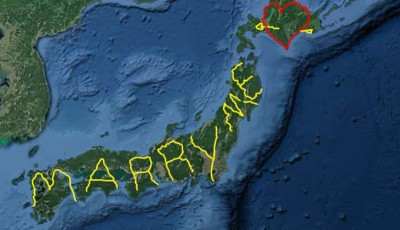 7000 kilom&eacute;tert utazott, hogy Google t&eacute;rk&eacute;pre rajzolva k&eacute;rje meg bar&aacute;tnője kez&eacute;t