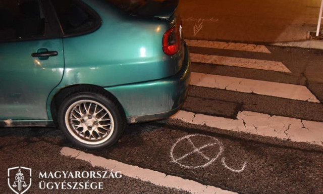 Cs&uacute;nya baleset t&ouml;rt&eacute;nt egy kaposv&aacute;ri parkol&oacute;ban - Nem p&aacute;r&aacute;tlan&iacute;totta aut&oacute;ja sz&eacute;lv&eacute;dőj&eacute;t, &aacute;thajtott egy nő l&aacute;b&aacute;n