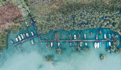 Szolg&aacute;lati lak&aacute;sokat &eacute;p&iacute;thet a korm&aacute;ny a Balatonn&aacute;l