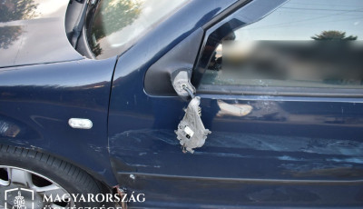 &Ouml;t kors&oacute; s&ouml;r ut&aacute;n &uuml;lt vol&aacute;n m&ouml;g&eacute;: tot&aacute;lk&aacute;rosra t&ouml;rt egy aut&oacute;t, majd elhajtott