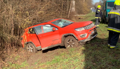 &Aacute;rokba hajtott egy aut&oacute; Cs&ouml;k&ouml;lyn&eacute;l