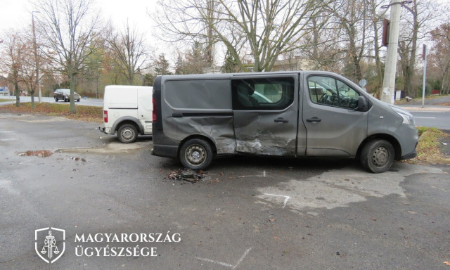 Bek&aacute;b&iacute;t&oacute;zva t&ouml;rt &ouml;ssze h&aacute;rom aut&oacute;t Balatonf&ouml;ldv&aacute;ron