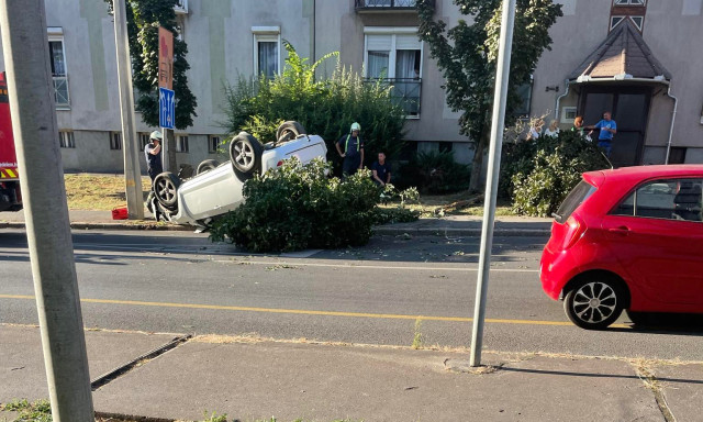 Felborult egy aut&oacute; az Arany J&aacute;nos utc&aacute;ban