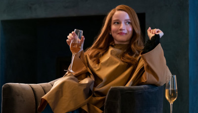 Anna Sorokin &aacute;l-&ouml;r&ouml;k&ouml;snő saj&aacute;t val&oacute;s&aacute;gshow-t ind&iacute;t a h&aacute;zi őrizetből