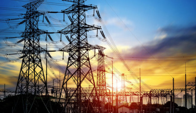 Villamos energia: 2026-ra befagyasztotta a korm&aacute;ny a rendszerhaszn&aacute;lati d&iacute;jakat