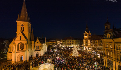 Kossuth t&eacute;ri f&eacute;nyek &ndash; az első adventi gyertyagy&uacute;jt&aacute;sok legszebb pillanatai az elm&uacute;lt 10 &eacute;vből