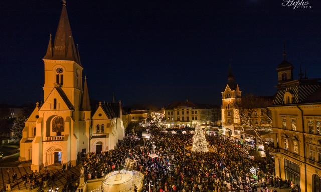 Kossuth t&eacute;ri f&eacute;nyek &ndash; az első adventi gyertyagy&uacute;jt&aacute;sok legszebb pillanatai az elm&uacute;lt 10 &eacute;vből