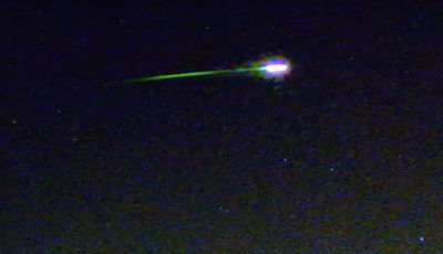 Z&ouml;ld tűzg&ouml;mb has&iacute;tott &aacute;t az &eacute;gen h&eacute;tfő &eacute;jjel - VIDE&Oacute;