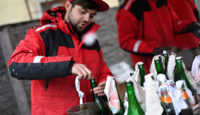 Hangzatos n&eacute;vvel gy&aacute;rt Molotov-kokt&eacute;lokat egy ukr&aacute;n s&ouml;rfőzde