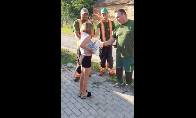 Micsoda gesztus! J&eacute;ghideg v&iacute;zzel k&iacute;n&aacute;lta a kisl&aacute;ny a hullad&eacute;ksz&aacute;ll&iacute;t&oacute;kat - VIDE&Oacute;