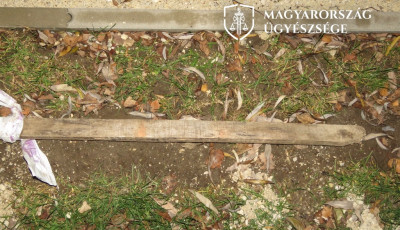 Nem k&ouml;sz&ouml;ntek neki a gyerekei, besz&oacute;lt nekik, a nevelőapa fakar&oacute;val vett revansot