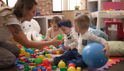 Egy gyereket fejbe dobott, a m&aacute;siknak leragasztotta a sz&aacute;j&aacute;t egy b&ouml;lcsődei nevelő