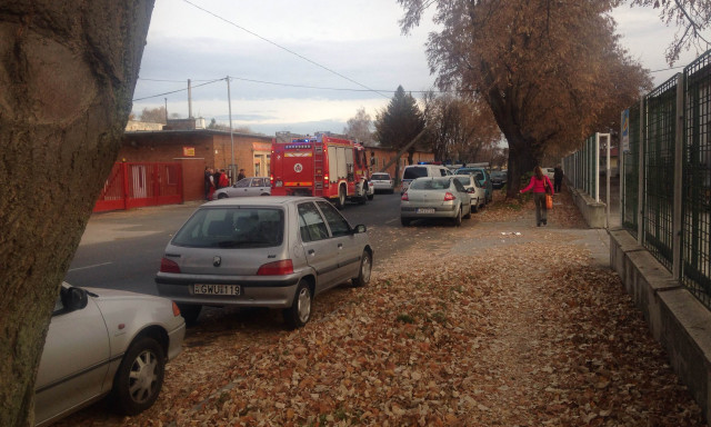 Villanyoszlopot d&ouml;nt&ouml;tt egy aut&oacute; a Keny&eacute;rgy&aacute;r utc&aacute;ban