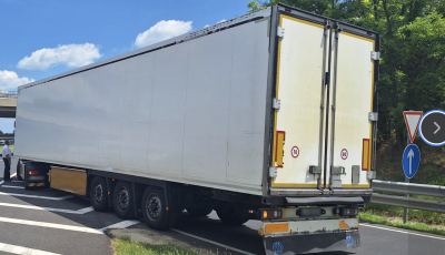 Az M7-es felhajt&oacute;j&aacute;n &aacute;llt meg a kamionos, hogy let&ouml;ltse a pihenőidej&eacute;t
