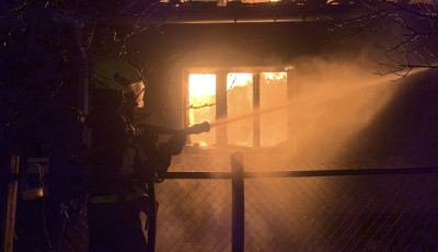 Szabadnapos tűzolt&oacute; mentette ki az idős h&ouml;lgyet Kadark&uacute;ton az &eacute;gő h&aacute;zb&oacute;l