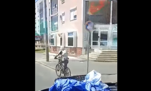 Olyan meleg van, m&aacute;r a rohamosztagosok is n&aacute;lunk keresik a buckalak&oacute;kat! &ndash; VIDE&Oacute;
