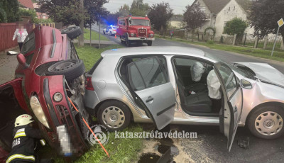 K&eacute;t aut&oacute; &uuml;tk&ouml;z&ouml;tt G&ouml;rgetegen