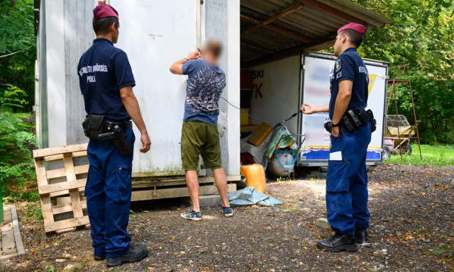 TEK-esek seg&iacute;ts&eacute;g&eacute;vel fogt&aacute;k el a k&eacute;t szabolcsi vad&aacute;szt a kilőtt jelad&oacute;s sv&aacute;jci farkas &uuml;gy&eacute;ben - VIDE&Oacute;